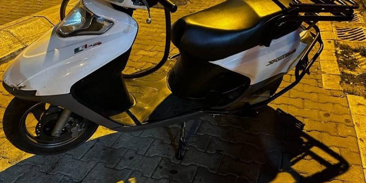 Beylikdüzü’nde Yolda Yürüyen Kadının Çantasını Çalan Motosikletli Kapkaççılar Yakalandı