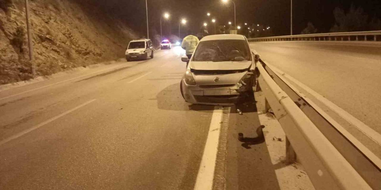 Kontrolden Çıkan Otomobil Bariyerlere Çarptı