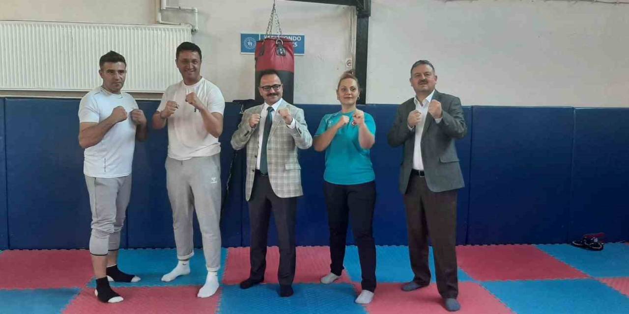 Gediz’de Amatör Spor Haftası Etkinliklerinde Üniversite Öğrencilerinden Sportif Faaliyet