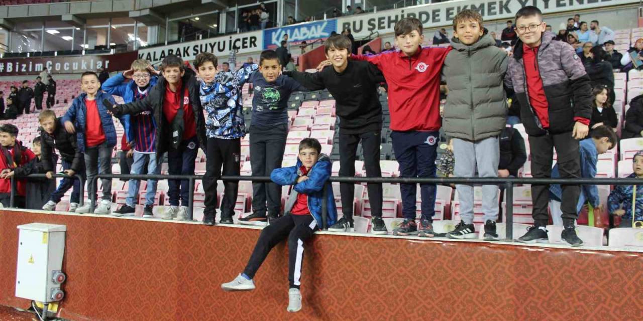 Geleceğin Futbolcularından Yeşil Sahadaki Abilerine Tribün Desteği