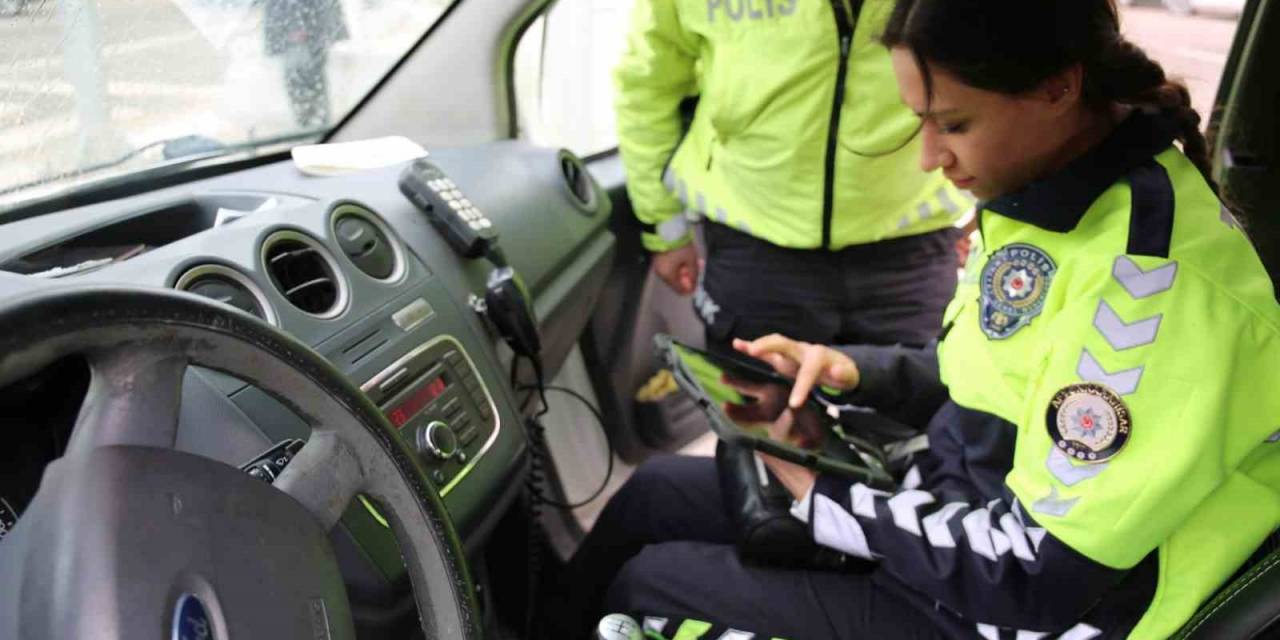 Trafik Denetiminde Kurallara Uymayan Sürücülere 271 Bin 137 Tl Para Cezası Kesildi