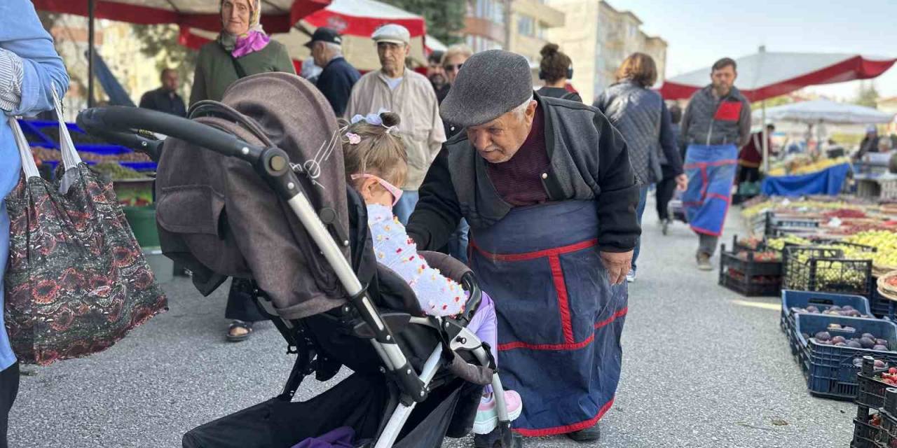 Tiyatroların Sevilen Yüzü Semt Pazarının Da İlgi Odağı Oldu