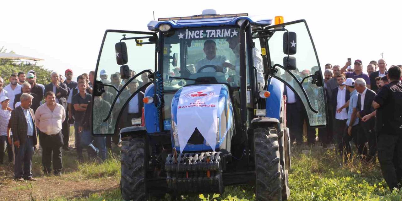 Vali Atay, Traktöre Binerek Fıstık Hasadı Yaptı