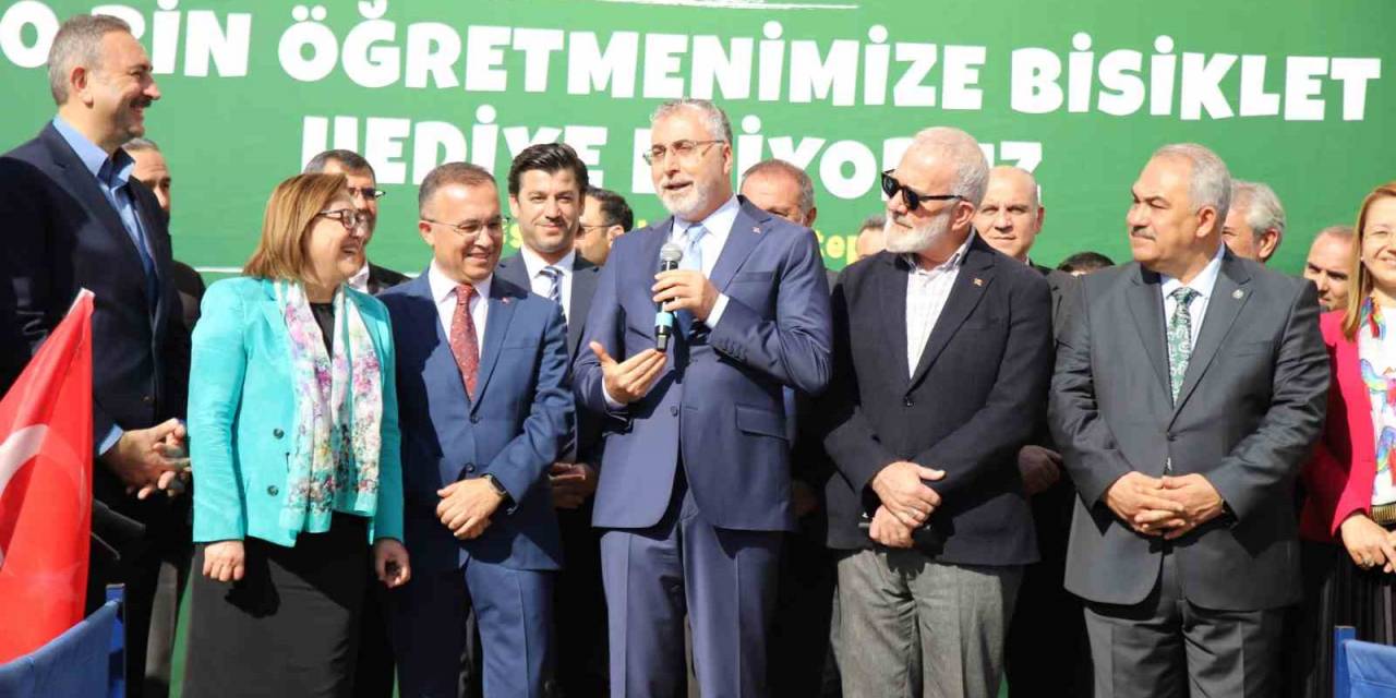 Öğretmenlere Bisiklet Dağıtan Bakan Işıkhan’ın, Fatma Şahin’den Talebi Güldürdü