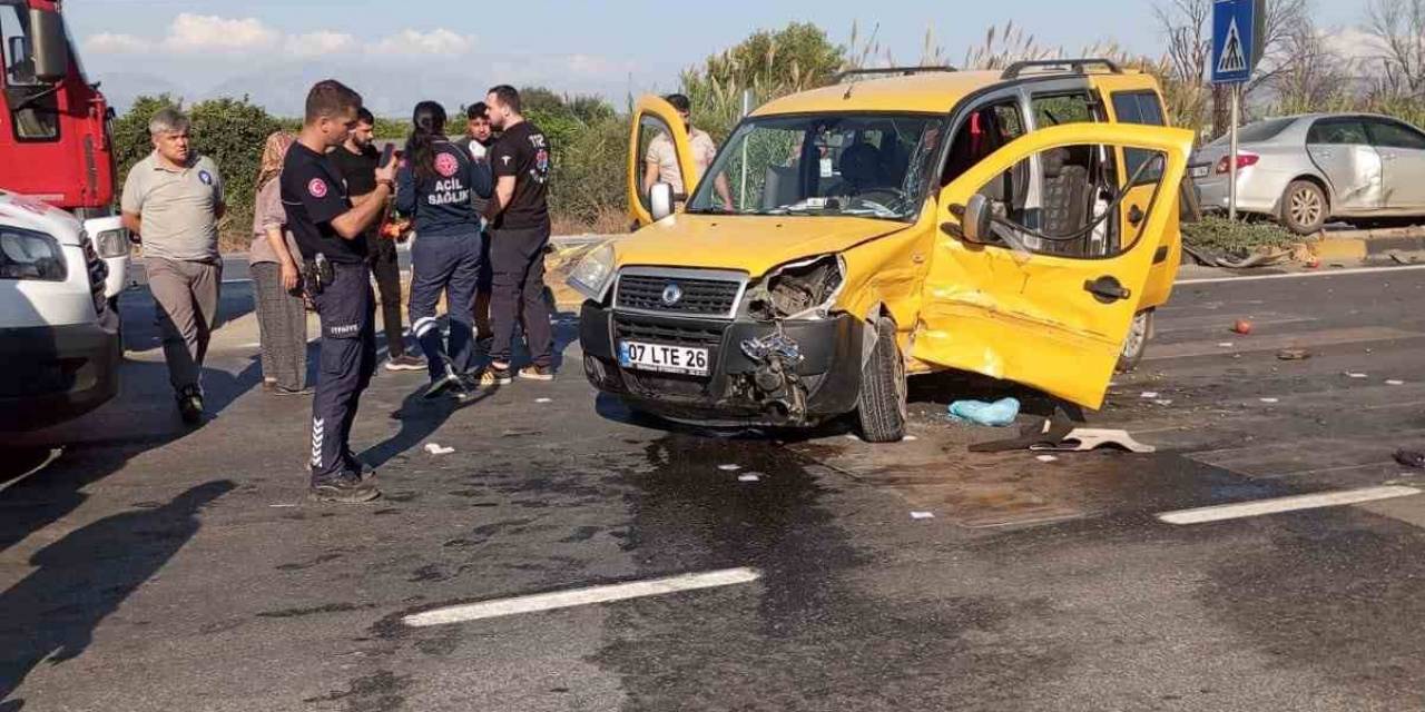 Hafif Ticari Araç İle Otomobil Çarpıştı: 4 Yaralı