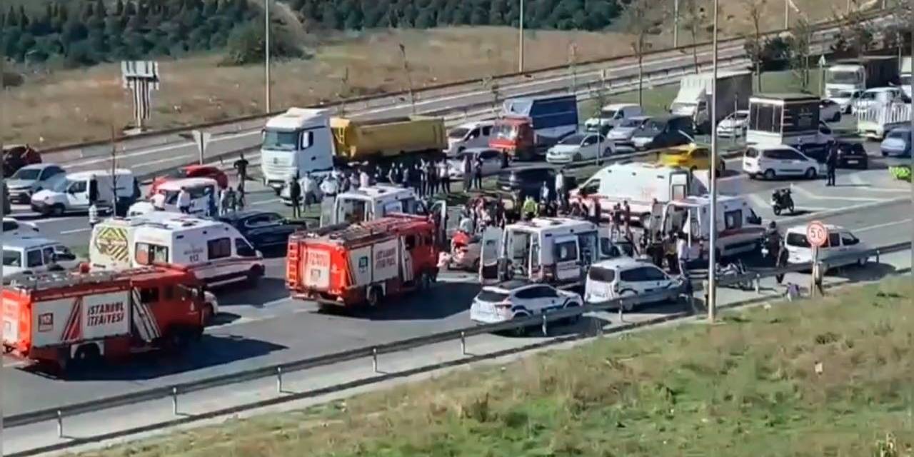 Sultangazi’da 2 Araç Kafa Kafaya Çarpıştı : 1’i Ağır 6 Yaralı