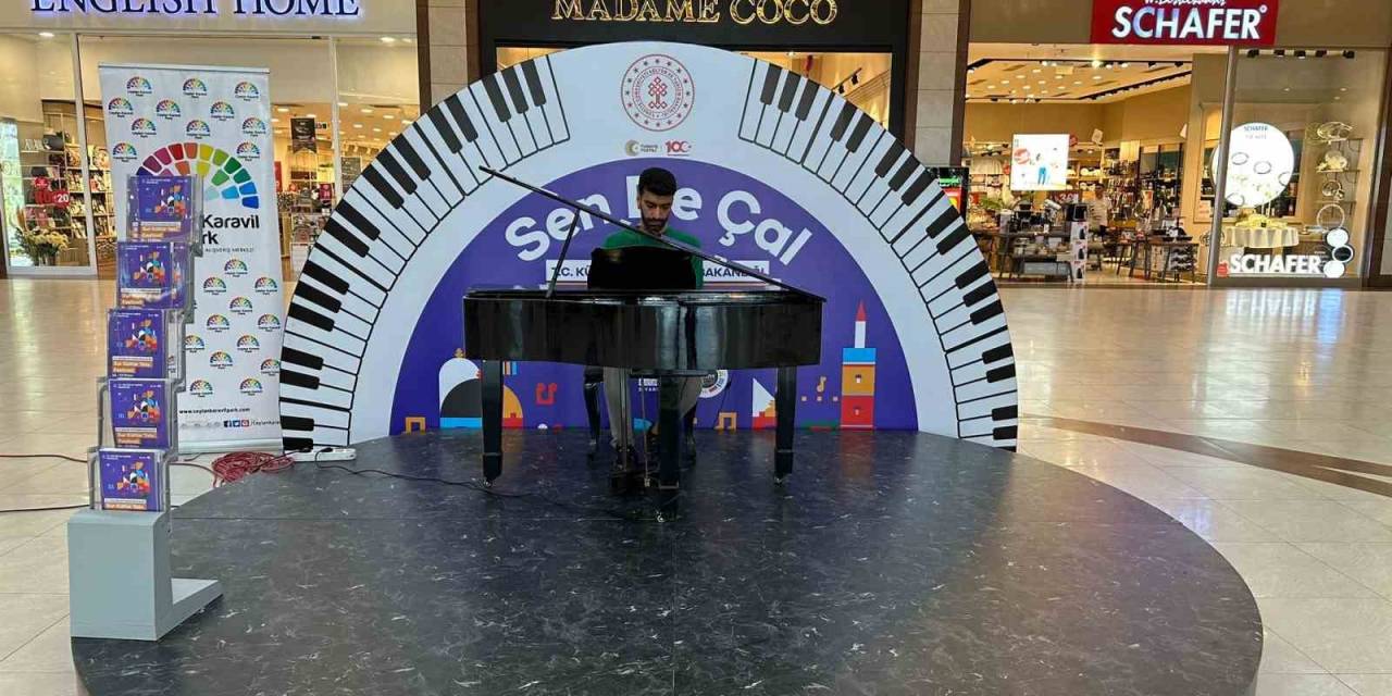 Ceylan Karavil Park’ta ‘Sen De Çal’ Piyano Etkinliği