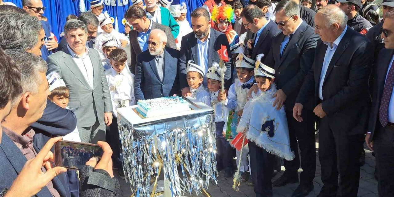 ’26. Adilcevaz Ceviz Festivali’ Renkli Görüntülere Sahne Oldu