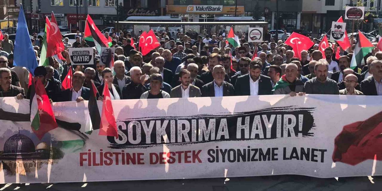 Filistin’e Destek İçin Yüzlerce Kişi Meydanı Doldurdu