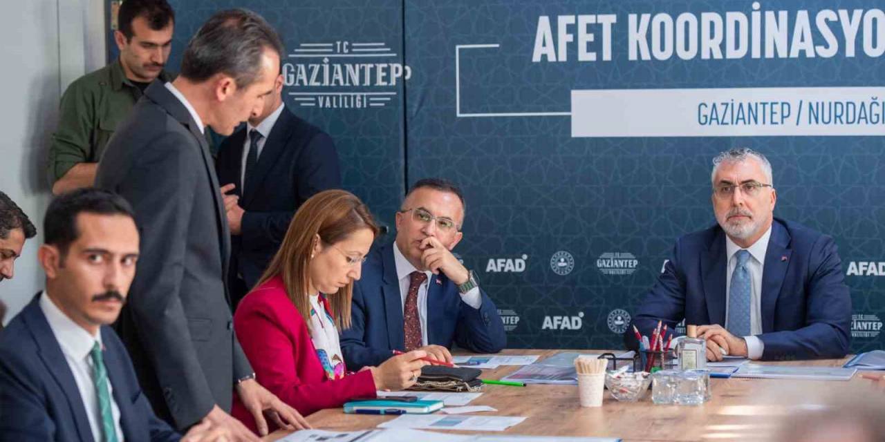 Bakan Işıkhan, Deprem Bölgesi Nurdağı’nda İncelemelerde Bulundu