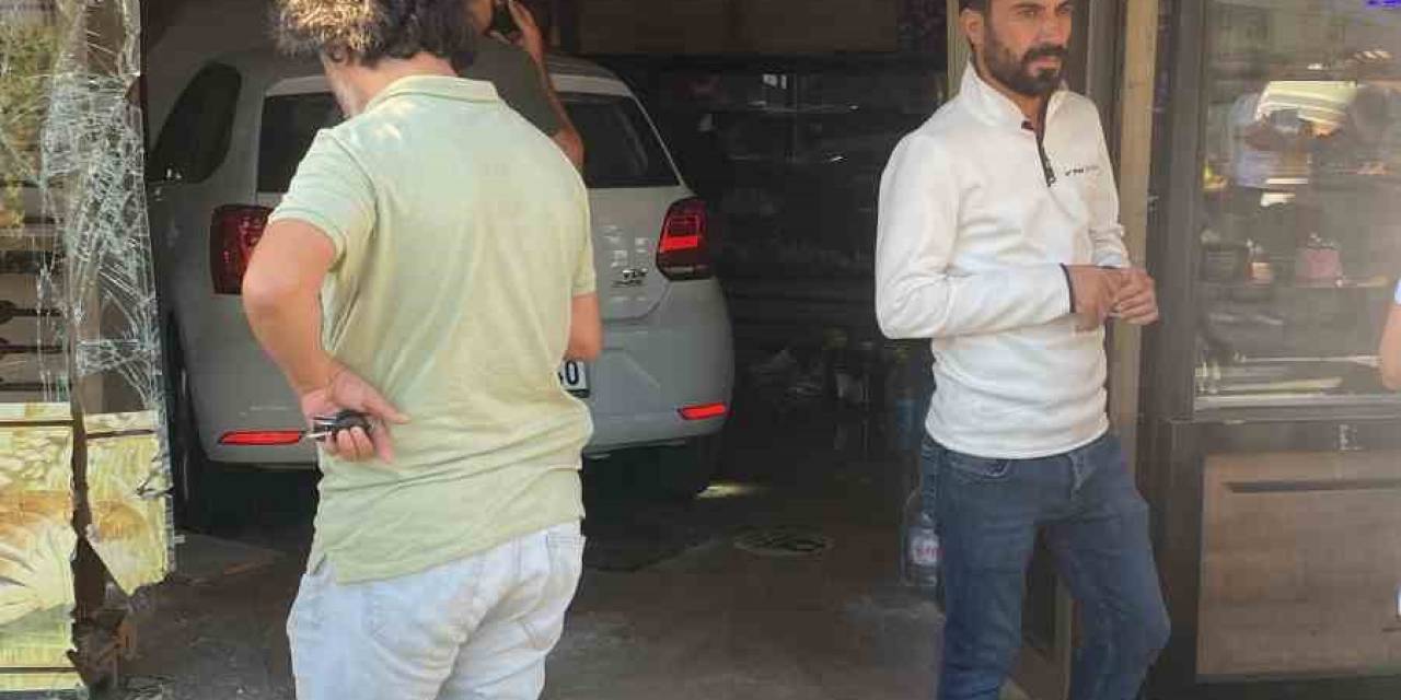 Otomobil Fırına Daldı: 1 Yaralı