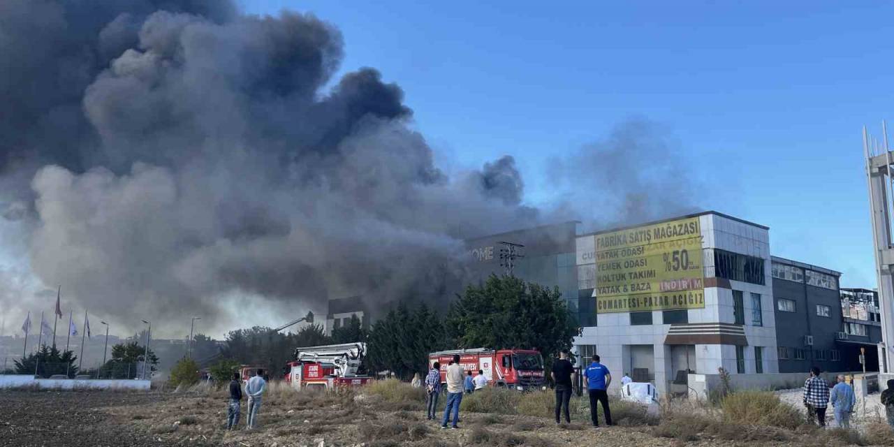 Silivri’de Mobilya Fabrikasında Çıkan Yangın Kontrol Altına Alındı
