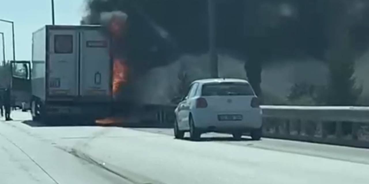 Meyve Yüklü Tır Alev Alev Yandı