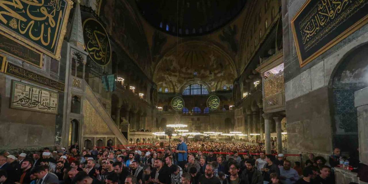 Diyanet İşleri Başkanı Erbaş, Ayasofya Camii’nde Filistinliler İçin Dua Etti