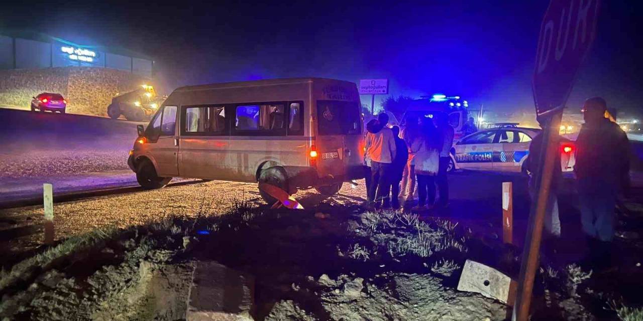 Nevşehir’de İşçileri Taşıyan Minibüs Refüje Çarptı: 7 Yaralı
