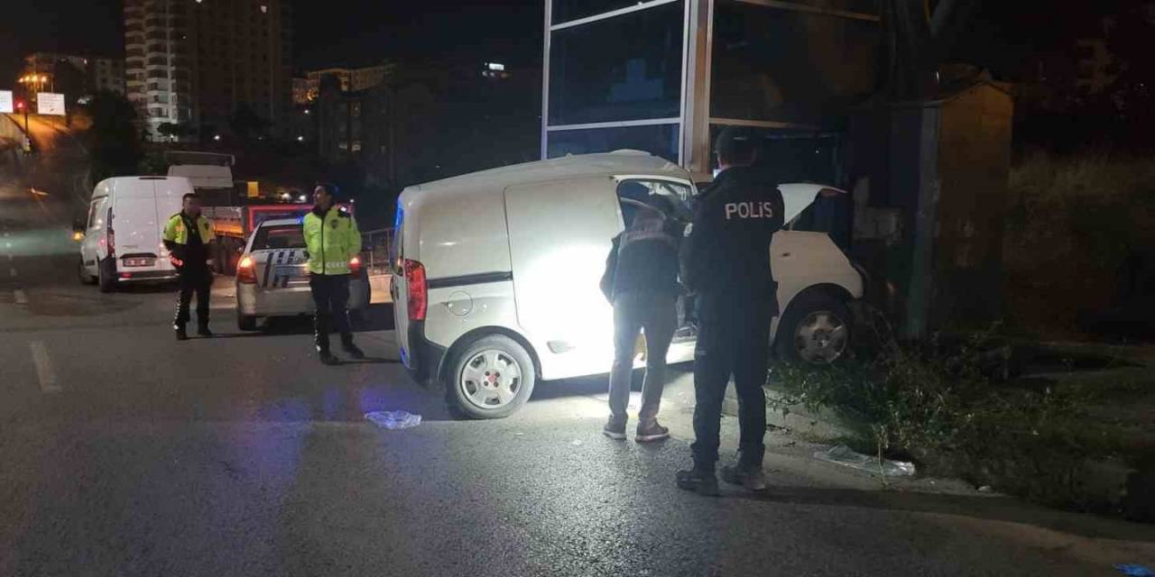Ankara’da Hafif Ticari Araç Üst Geçidin Ayağına Çarptı: 2 Ölü, 1 Yaralı