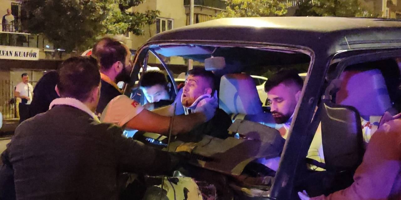 Zincirleme Kazada Araca Sıkışan Yolcu, Ağlayarak Kurtarılmayı Bekledi