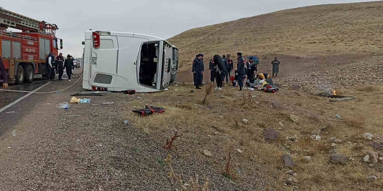 Sivas’ta Yolcu Otobüs Devrildi: 4 Ölü, 30 Yaralı