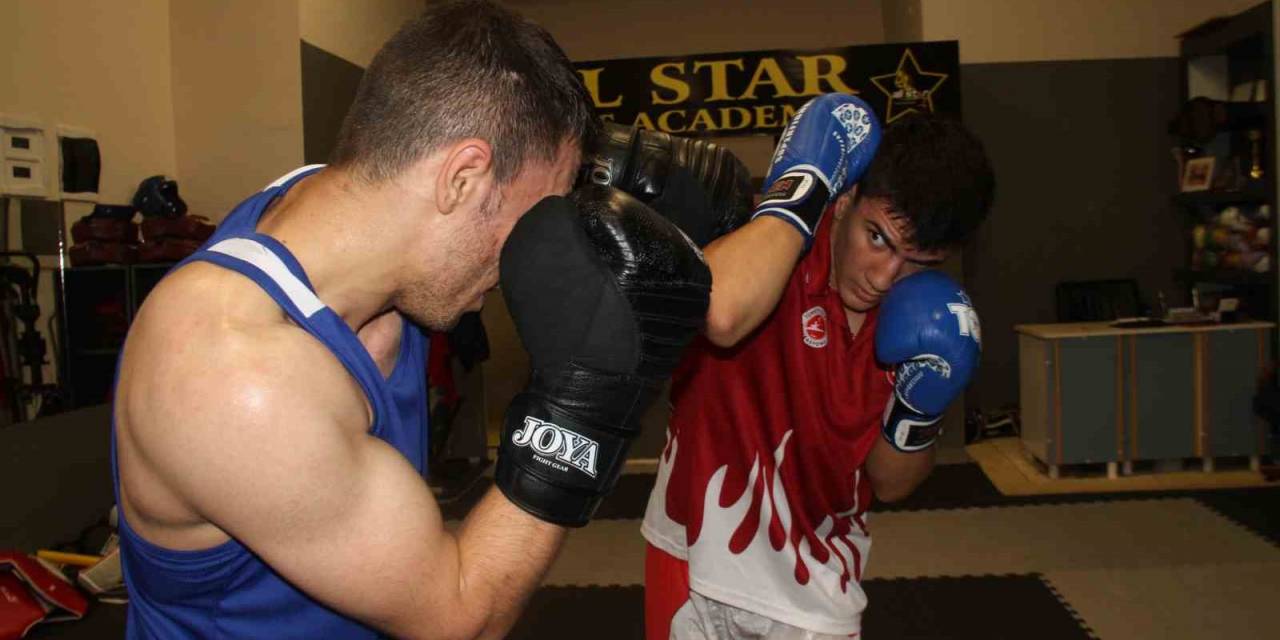 Abi-kardeş, Sırt Sırta Vererek Kick Boksta Şampiyonalara Hazırlanıyor