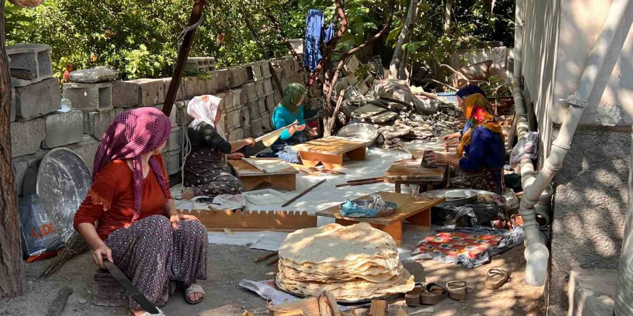 Depremzede Kadınlar İmece Usulü Ekmek Yapma Geleneğini Sürdürüyor