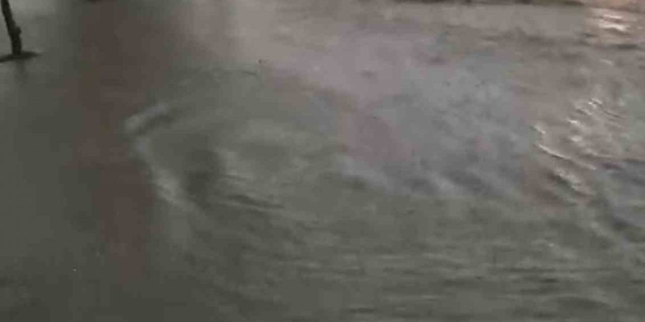 Hatay’ın Kuzeyinde Yağışlı Hava Etkisini Hissettiriyor, Caddeler Göle Döndü