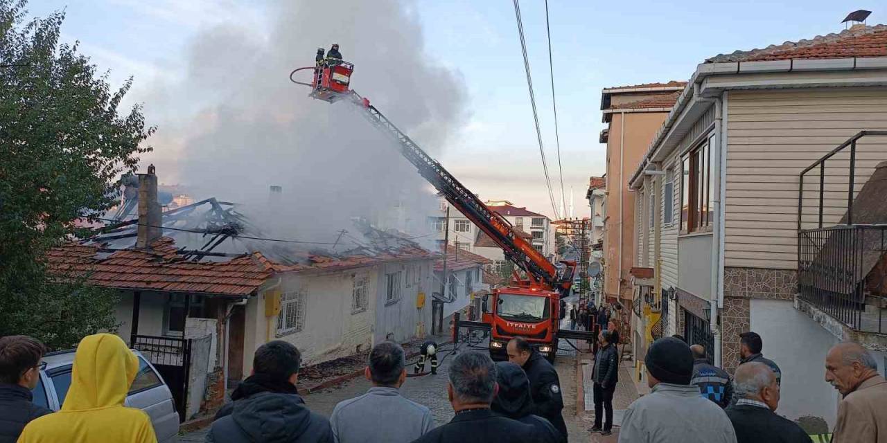 Samsun’da Yan Yana İki Ev Yandı
