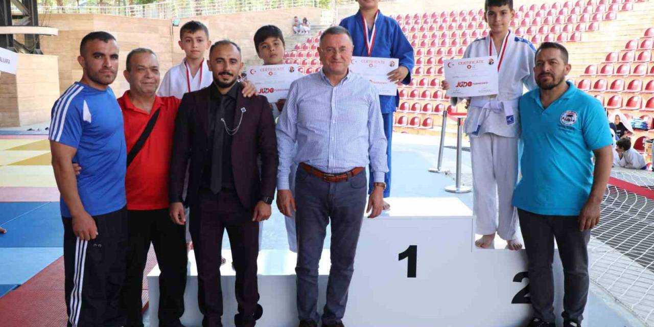 Enkaz Kentte Hayat Normale Dönüyor; 11 İlden 284 Sporcu Judo Şampiyonası’nda Ter Döktü