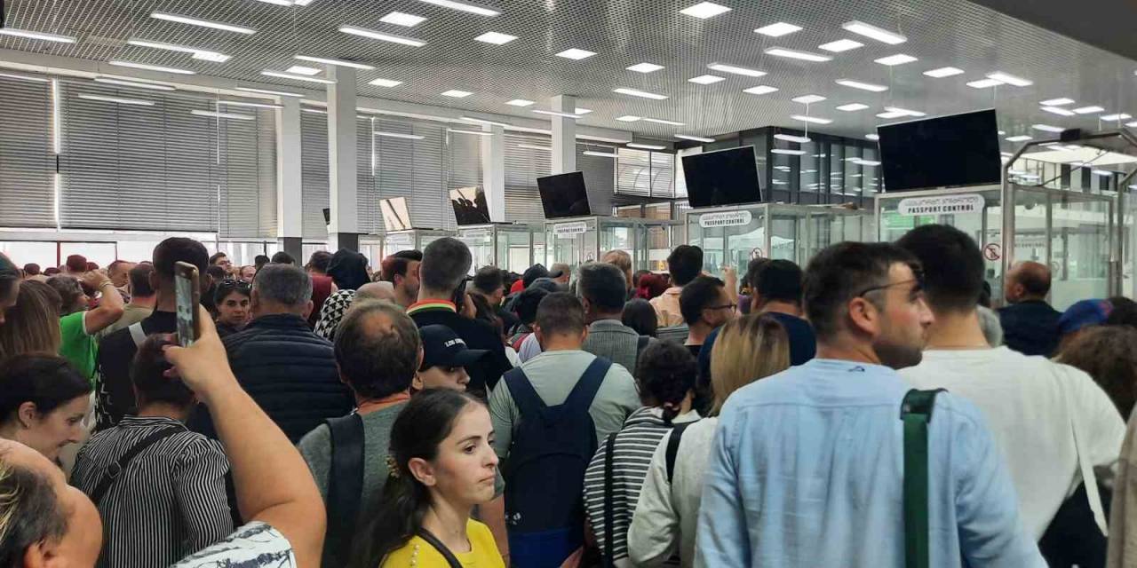 Haftasonu Tatilini Batum’da Geçirmek İsteyenler Sarp Sınır Kapısı’nda Uzun Kuyruklar Oluşturdu