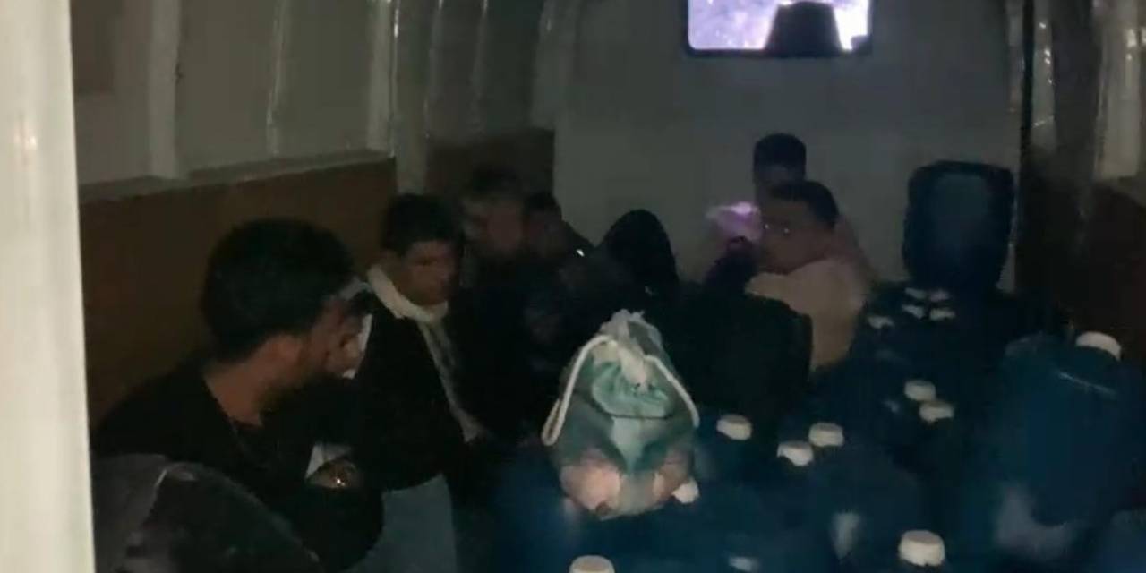 Ezine’de 8 Kaçak Göçmeni Yurt Dışına Kaçırma Hazırlığında Olan Organizatör Tutuklandı