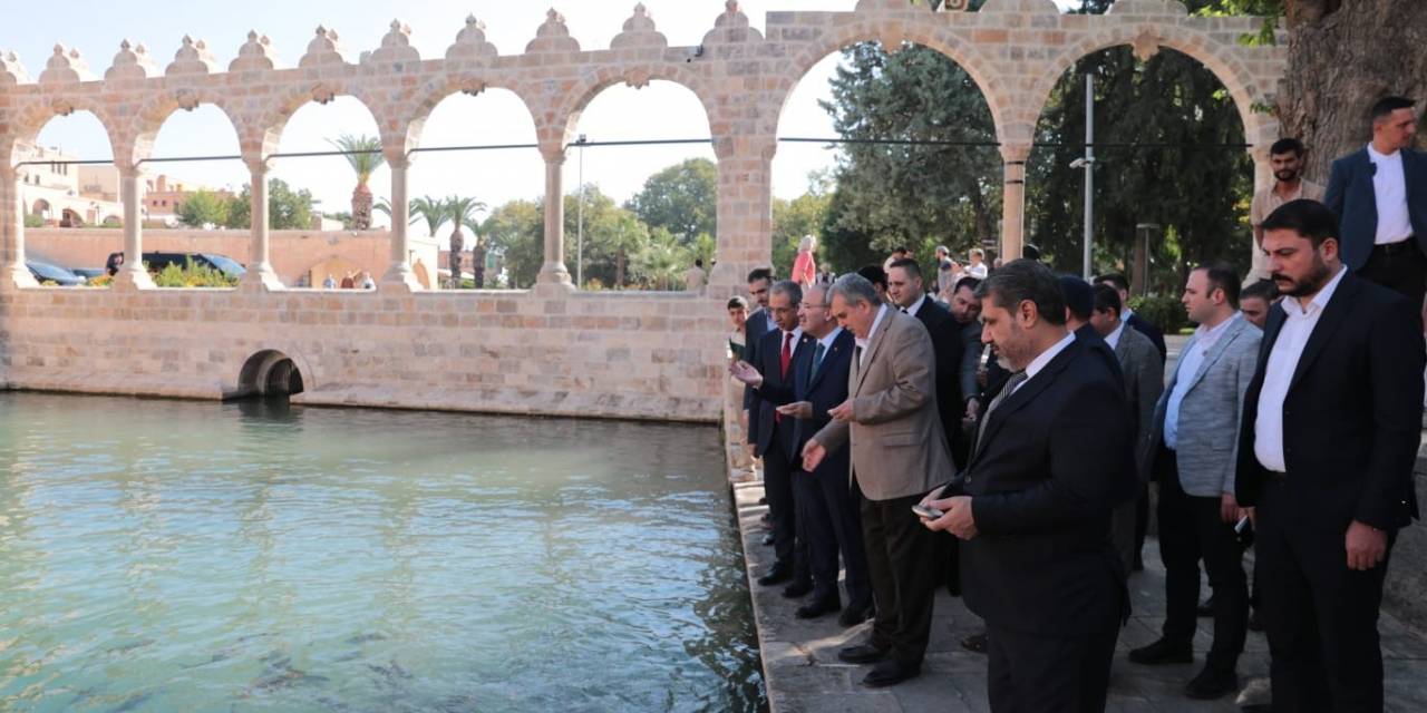 Tbmm Başkanvekili Bozdağ Balıklara Yem Attı