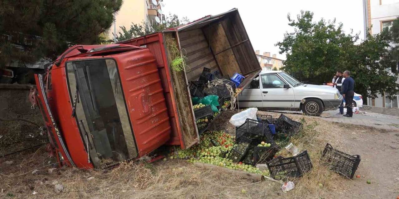 Freni Boşalan Kamyon Park Halindeki Araçlara Çarptı