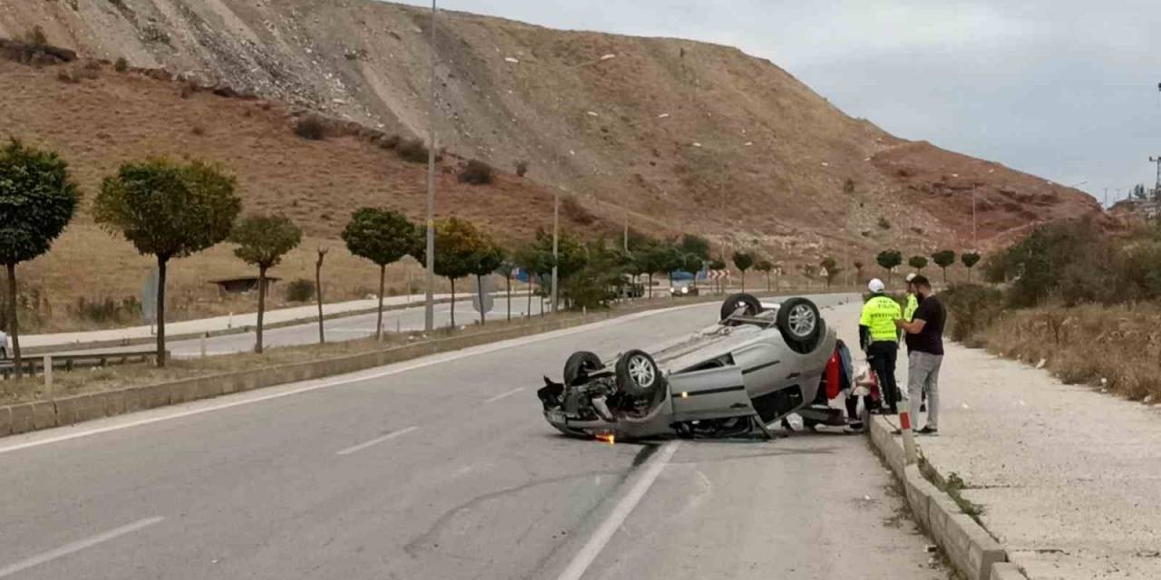 Tokat’ta Kaldırıma Çarpan Araç Takla Attı: 3 Yaralı
