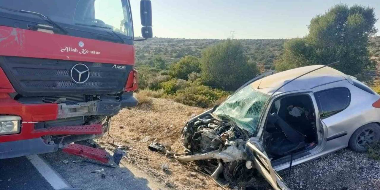 İzmir’de Kamyonla Çarpışan Otomobil Hurdaya Döndü: 2 Ağır Yaralı