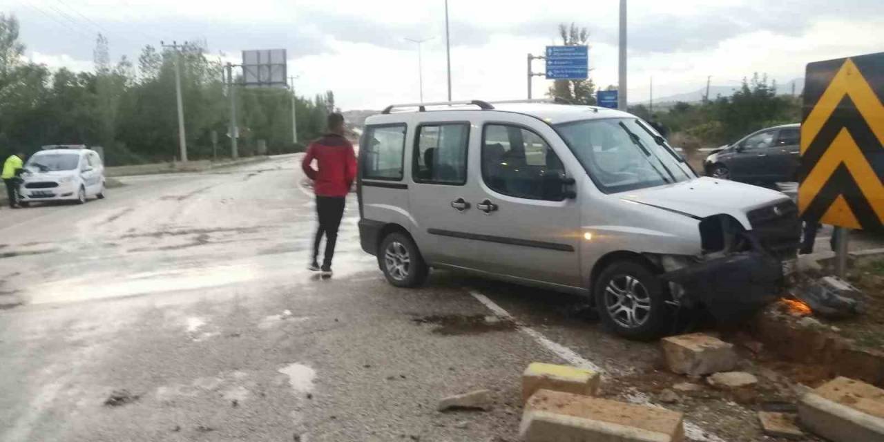 Isparta’da Çarpışan Araçlar Refüje Çarptı: 4 Yaralı