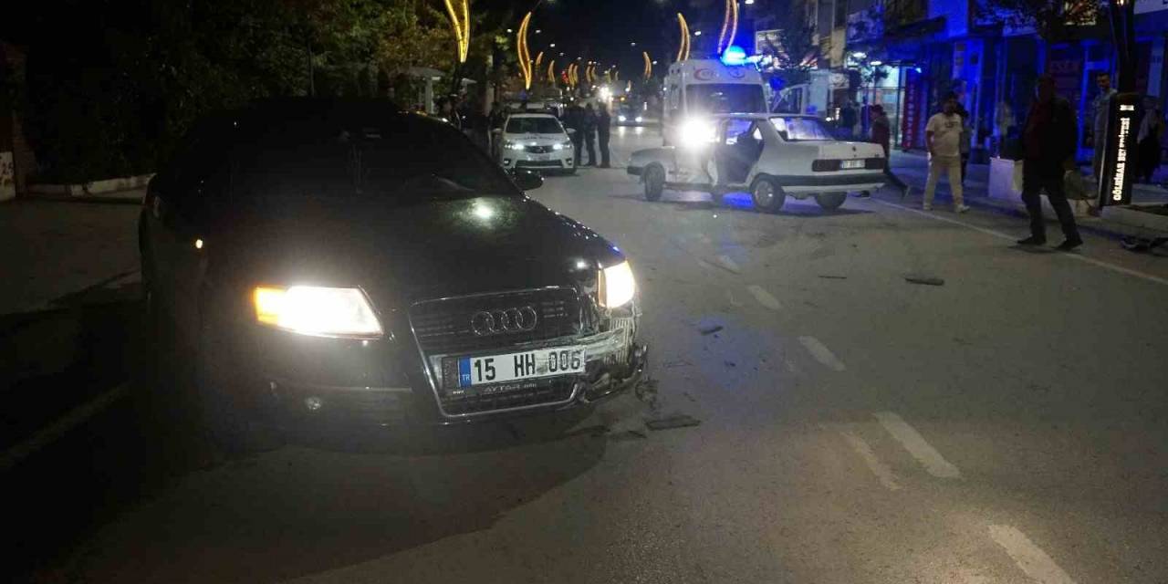 Burdur’da İki Otomobil Çarpıştı: 2 Yaralı