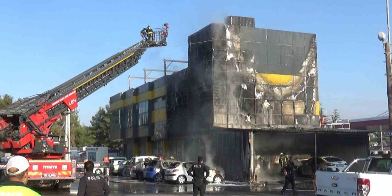Gaziantep’te Yangın Paniği: Park Halindeki 5 Araç Küle Döndü