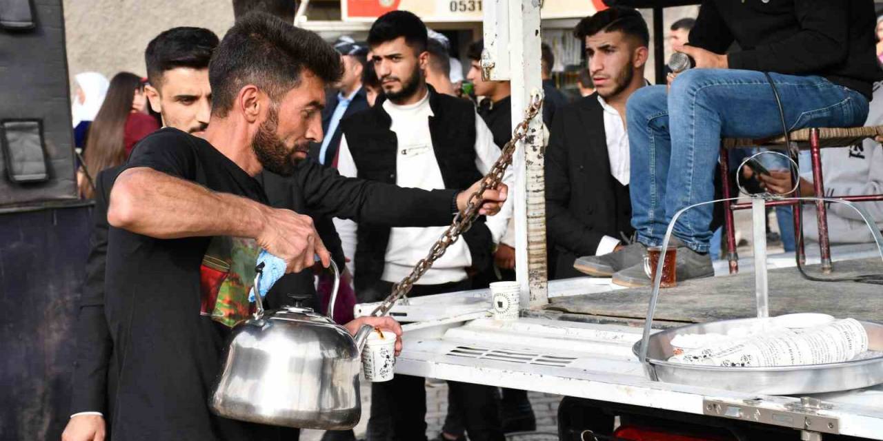Şırnak’ta Düğünlerin Çaycısı Tek Başına Binlerce Kişiye Servis Yapıyor
