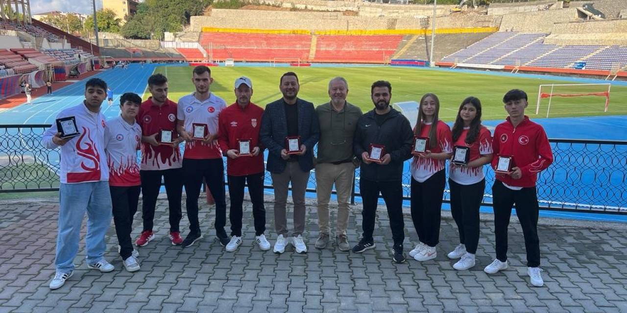 Başarılı Sporcular Ödüllerini Aldı