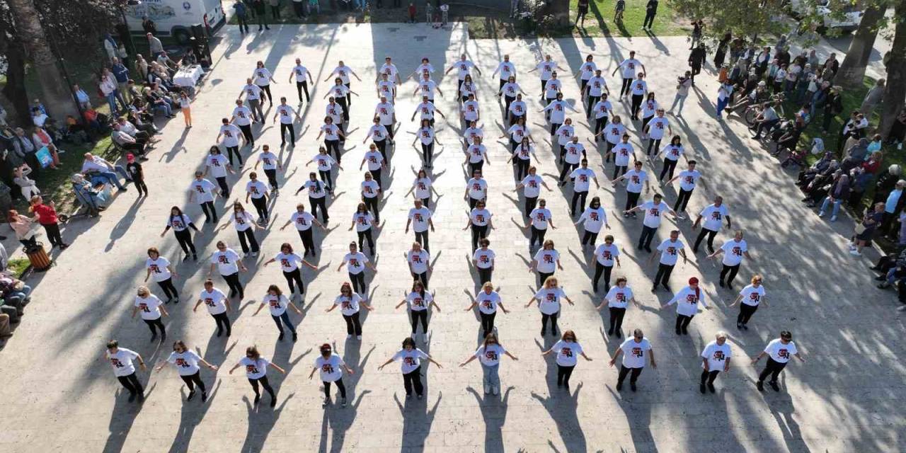 Cumhuriyetin 100’üncü Yılında 100 Kişi Zeybek Oynadı