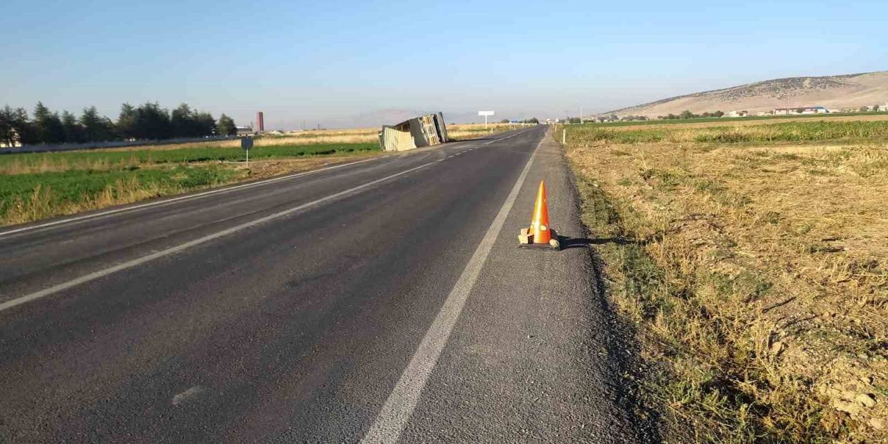 Şeker Pancarı Yüklü Tır Tarım Arazisine Devrildi
