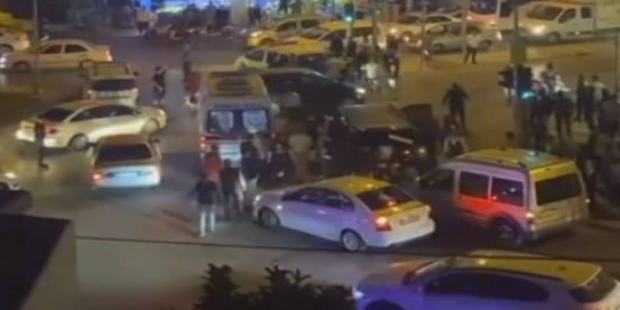 Düğün Konvoyunda Gelin Arabasının Önünü Kesen Çocuk Ağır Yaralı
