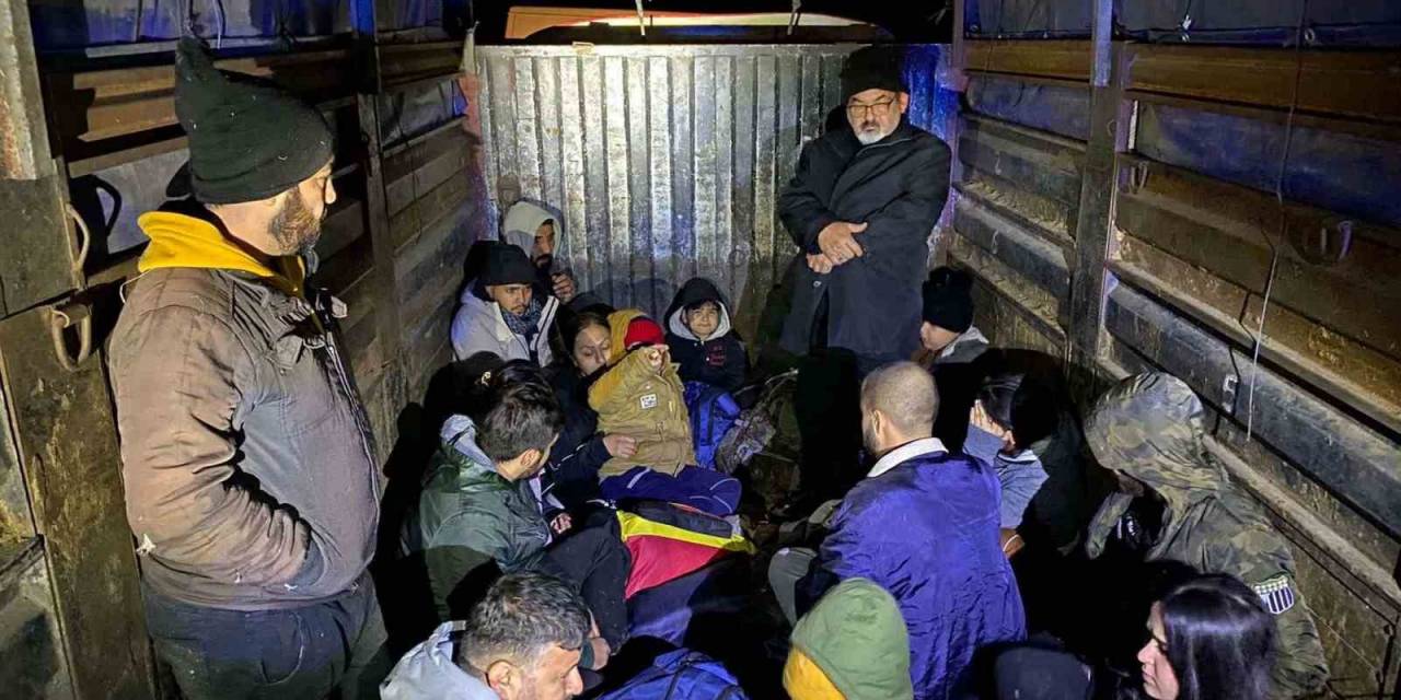 Jandarmanın Durdurduğu Araçta 17 Düzensiz Göçmen Yakalandı