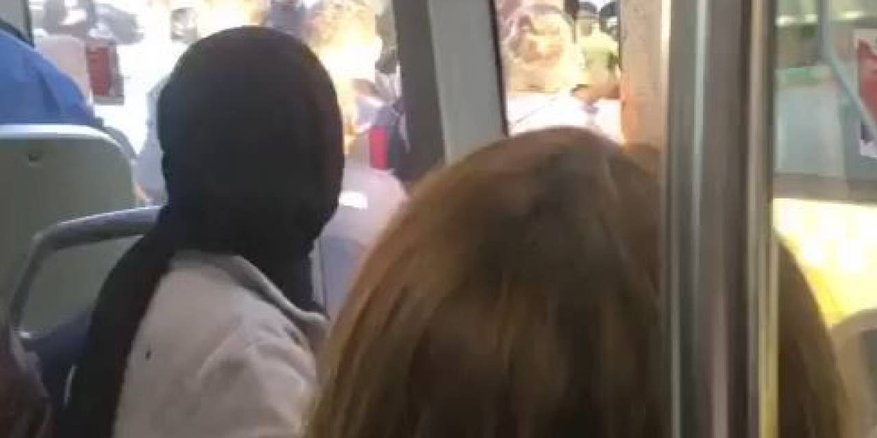 Yol Verme Tartışmasında Şoförü Darp Edip İett Otobüsünü Taşladılar