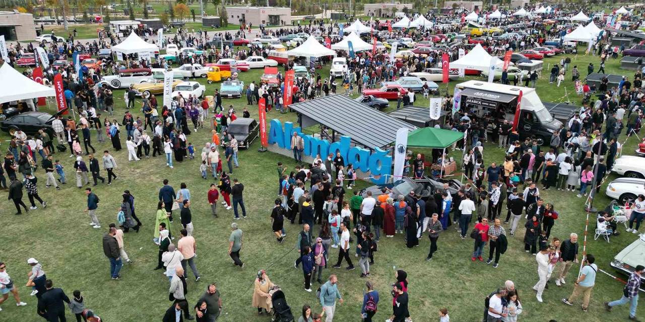 Başkent’te Klasik Otomobil Festivali’ne 300 Bin Ziyaretçi