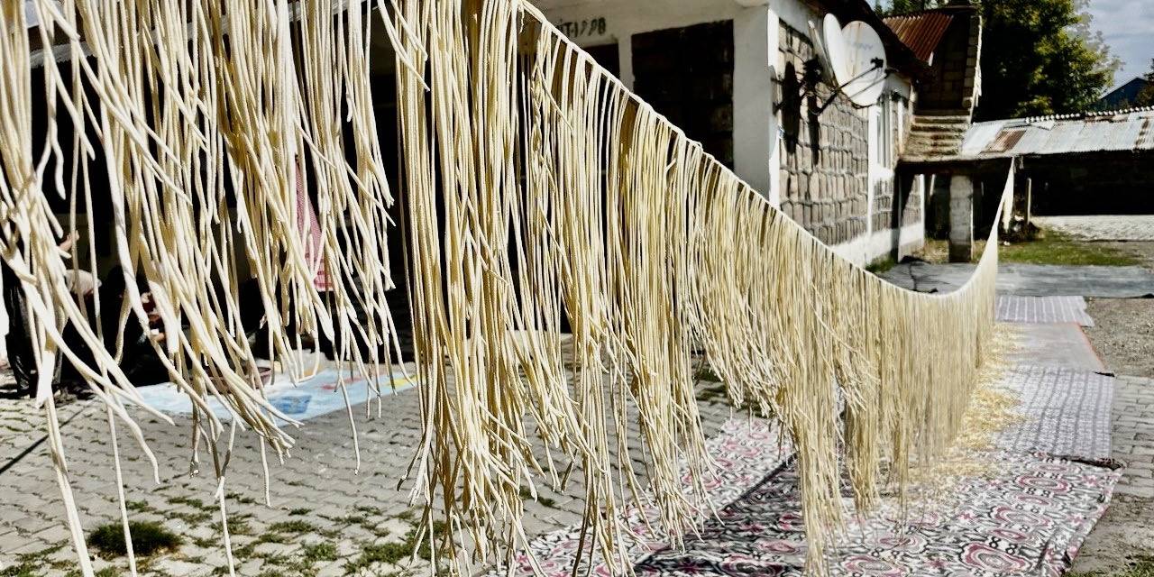 Tel Tel İplere Dizilen Erişteler Kış Sofraları İçin Hazırlanıyor