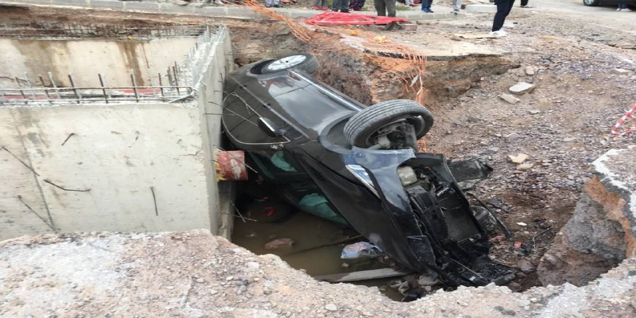 Kaza Yapmamak İçin Direksiyonu Kırdı, Çukura Düştü