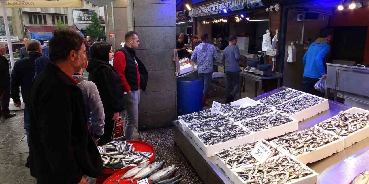 Trabzon Hamsisi Tezgâhlara İndi, Vatandaş Balık Haline Akın Etti