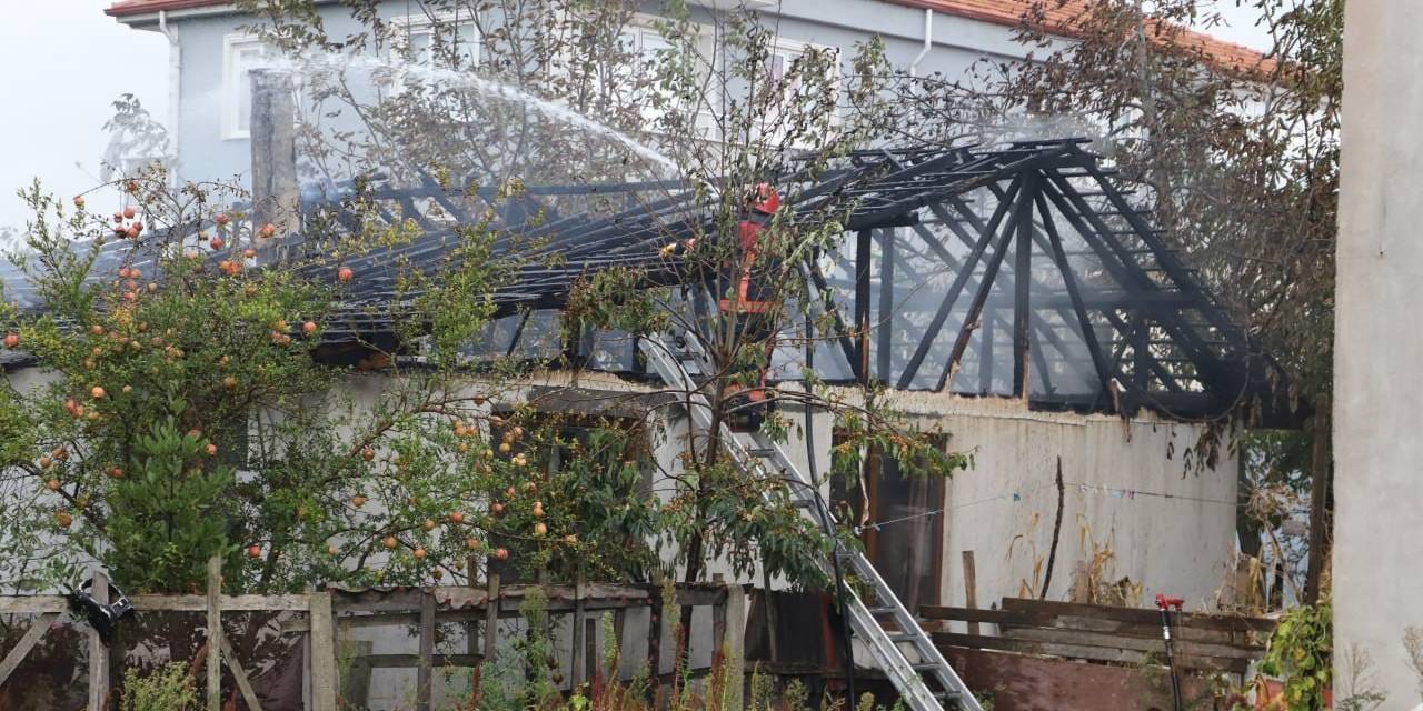 Tek Katlı Evin Çatısı Alevlere Teslim Oldu: 1 Kişi Dumandan Etkilendi