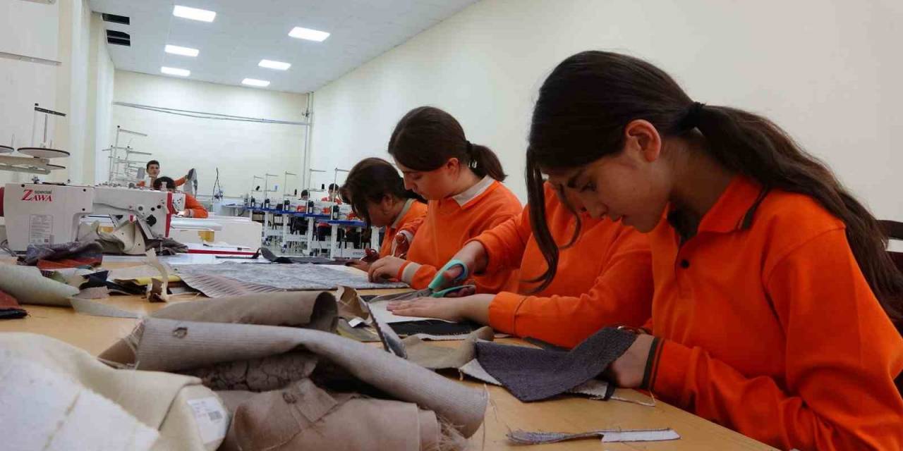 Atık Malzemeler Öğrencilerin Ellerinde Hediyelik Eşyalara Dönüşüyor