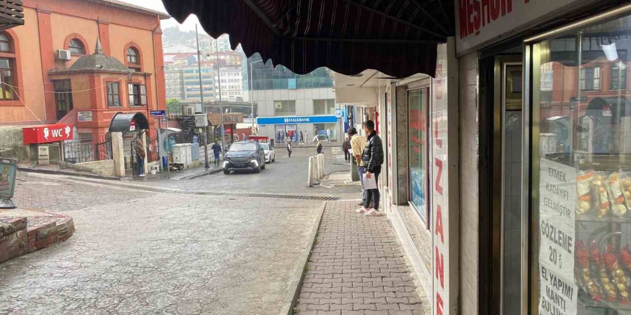 Aniden Bastıran Yağmurda Saçak Altına Saklandılar